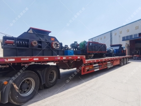 1200*1200雙齒輥破碎機(jī)，兩臺(tái)900*900軌道移動(dòng)雙齒輥破碎機(jī)發(fā)往云南