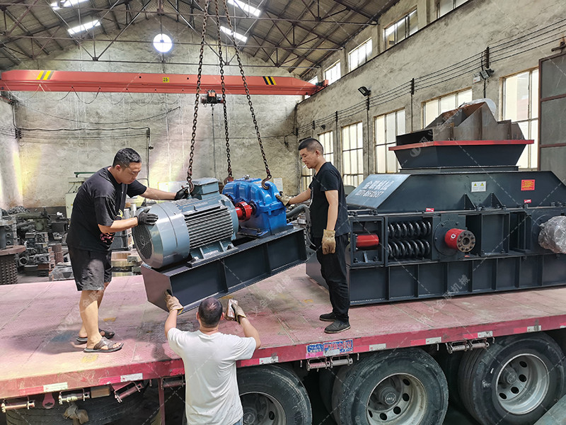 2PG1200x800型半自動(dòng)液壓對(duì)輥破碎機(jī)發(fā)貨圖片