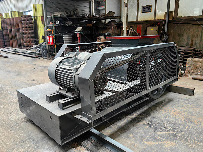 2PG450X500對(duì)輥破碎機(jī)發(fā)往福建泉州破碎石英砂