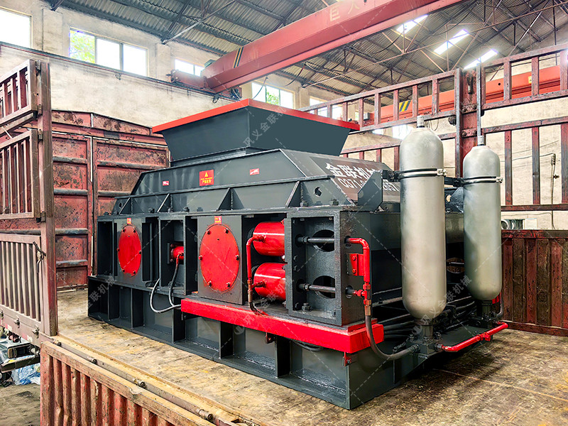 1200x800液壓直聯(lián)對輥破碎機(jī)發(fā)往河南