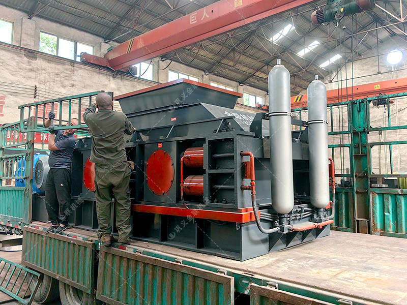 2PG1500x1000型大型液壓對(duì)輥破碎機(jī)發(fā)貨圖片