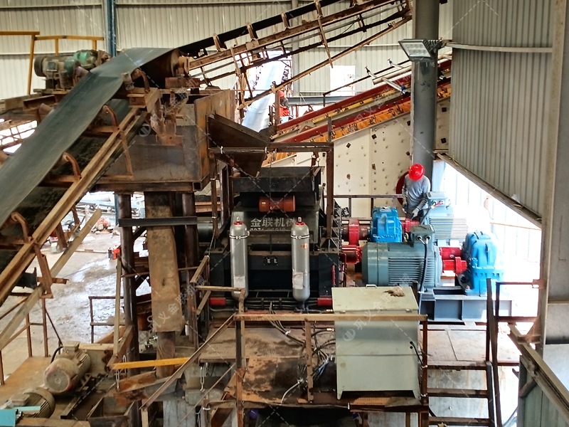 硅礦石對輥制砂機(jī)：180噸/時(shí)高效能，如何選擇實(shí)力廠家是關(guān)鍵