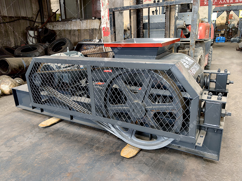 大塊煤矸石直接喂料會(huì)損壞設(shè)備？狼牙齒輥為何敢承諾'來(lái)者不拒'？