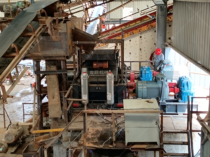 時產(chǎn)100噸和200噸的石灰石生產(chǎn)線，選擇的液壓對輥制砂機有何不同？